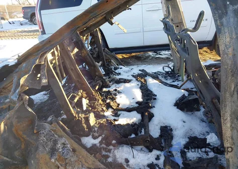 2023 Tesla Model Y Awd/Long Range Dual Motor All-Wheel Drive z USA, uszkodzony, nr VIN 7SAYGDEE9PF805990